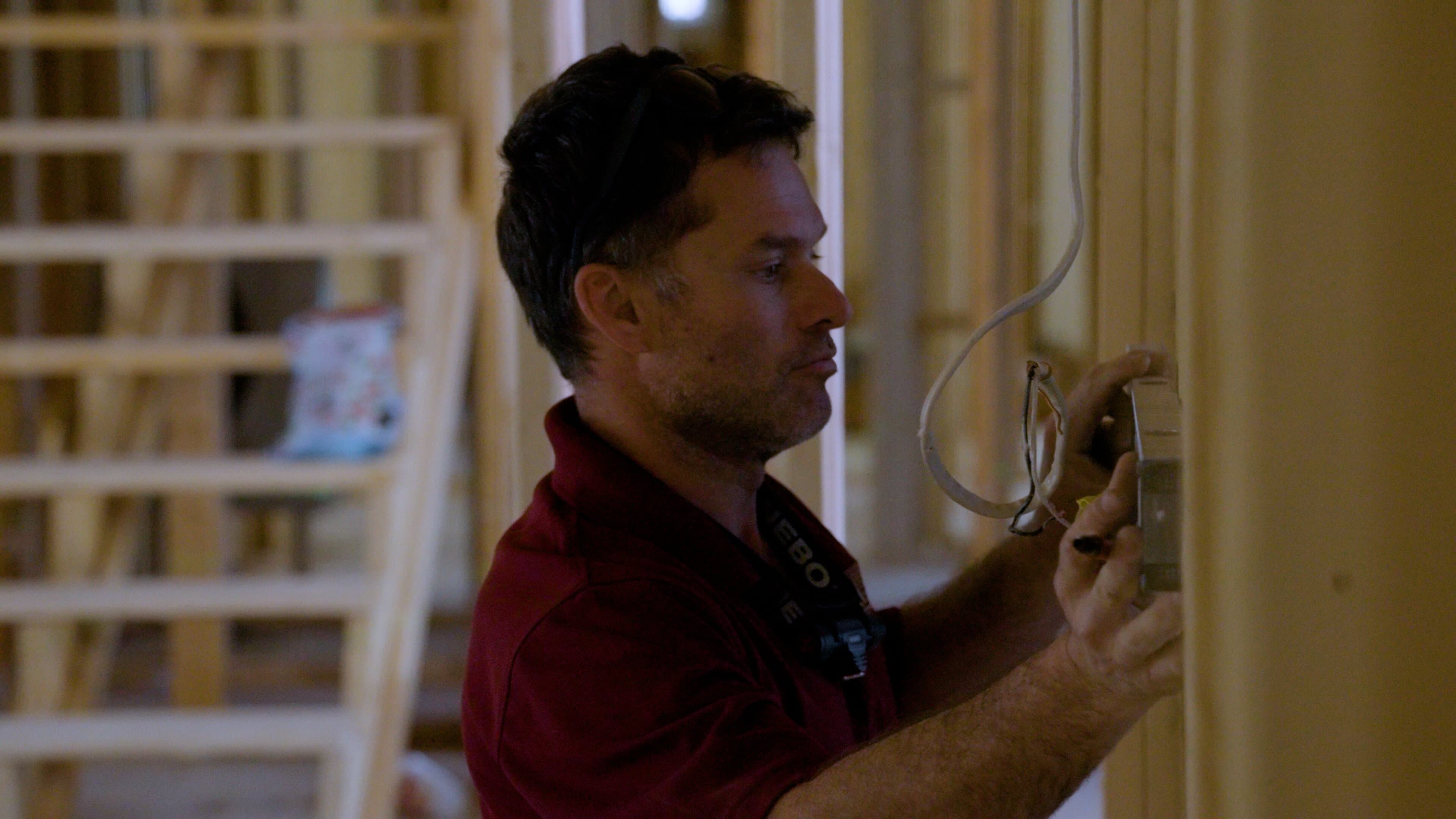 Electrician planning smoke & co detector installation work