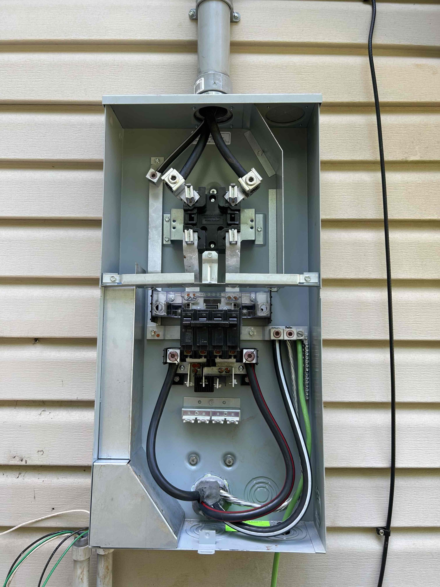 Electrician assessing electrical needs for smoke & co detector installation